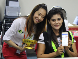 มอบของรางวัลให้กับผู้ทีร่วมเป็นส่วนหนึ่งกับสถาบันฯ