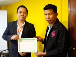 มอบประกาศนียบัตรให้กับผู้ที่ผ่านการฝึกอบรม