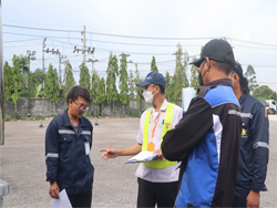 ครูฝึกประจำรถสรุปผลการตรวจประเมินพร้อมให้คำแนะนำเพิ่มเติม