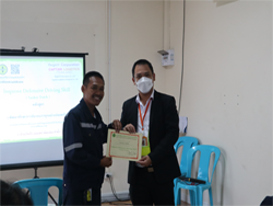 มอบประกาศนียบัตรให้กับผู้ที่ผ่านการฝึกอบรม
