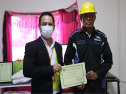 มอบประกาศนียบัตรให้กับผู้ที่ผ่านการฝึกอบรม