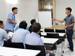 ตัวแทนหน่วยงานความปลอดภัยกล่าวต้อนรับพร้อมแนะนำวิทยากร