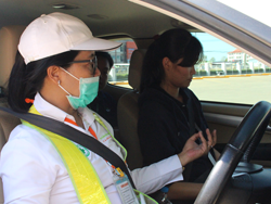 สาธิตเทคนิคการขับรถเชิงป้องกันอุบัติเหตุ On Road Defensive Driving Demonstration by Instructor โดยครูฝึกการขับรถเชิงป้องกันอุบัติเหตุ