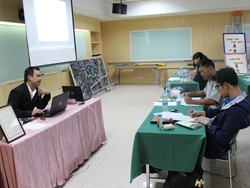 สรุปผลการฝึกอบรม พร้อมให้คำแนะนำเพิ่มเติมโดยหัวหน้าทีมครูฝึก อาจารย์อภิรัติ  คำสายพรม