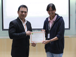 มอบประกาศนียบัตรให้กับผู้ที่ผ่านการฝึกอบรม Defensive Driving Certificate