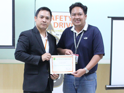 มอบประกาศนียบัตรให้กับผู้ที่ผ่านการฝึกอบรม Defensive Driving Certificate