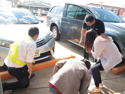 สาธิตเทคนิคการตรวจสอบความปลอดภัยรอบตัวรถ