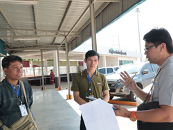 ครูฝึกประจำรถสรุปผลการประเมินพร้อมให้คำแนะนำ
