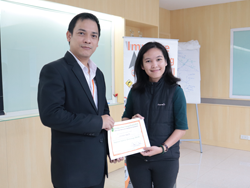 มอบประกาศนียบัตรให้กับผู้ที่ผ่านการฝึกอบรม