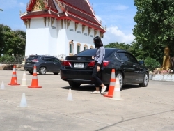 ฝึก และประเมินทักษะการนำรถเข้าจอดในทางแค