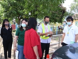 ครูฝึกประจำรถให้คำแนะนำเพิ่มเติมรายบุคคล