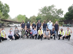 ถ่ายภาพร่วมกันเป็นที่ระลึก