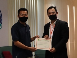 มอบประกาศนียบัตรให้กับผู้ที่ผ่านการฝึกอบรม