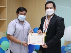 มอบประกาศนียบัตรให้กับผู้ที่ผ่านการฝึกอบรม