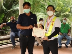 มอบประกาศนียบัตรให้กับผู้ที่ผ่านการฝึกอบรม