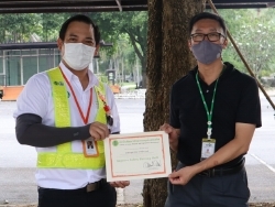 มอบประกาศนียบัตรให้กับผู้ที่ผ่านการฝึกอบรม
