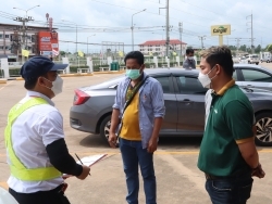 ครูฝึกประจำรถสรุปผลการประเมินพร้อมให้คำแนะนำเพิ่มเติม