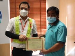 มอบประกาศนียบัตรให้กับผู้ที่ผ่านการฝึกอบรม