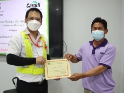 มอบประกาศนียบุตรให้กับผู้ที่ผ่านการฝึกอบรม