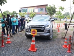 สาธิตเทคนิคการขับรถในสถานการณ์จำลอง