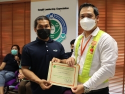 มอบประกาศนียบัตรให้กับผู้ที่ผ่านการฝึกอบรม