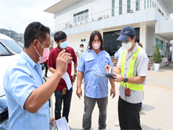 ครูฝึกประจำรถสรุปผลการตรวจประเมินพร้อมให้คำแนะนำเพิ่มเติม
