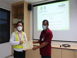 มอบประกาศนียบัตรให้กับผู้ที่ผ่านการฝึกอบรม