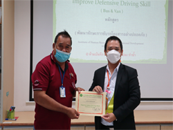 มอบประกาศนียบัตรให้กับผู้ที่ผ่านการฝึกอบรม