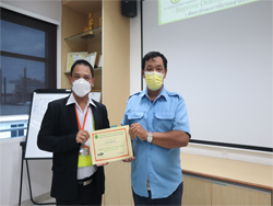 มอบประกาศนียบัตรให้กับผู้ที่ผ่านการฝึกอบรม