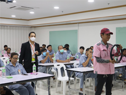 เทคนิคการเลี้ยวและเปลี่ยนช่องการจราจรเชิงป้องกันอุบัติเหตุ