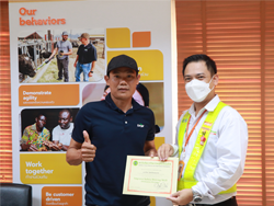 มอบประกาศนียบัตรให้กับผู้ที่ผ่านการฝึกอบรม