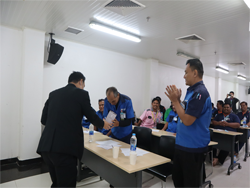 ให้รางวัลกับทีมผู้ชนะ