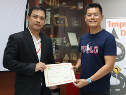 มอบประกาศนียบัตรให้กับผู้ที่ผ่านการฝึกอบรม