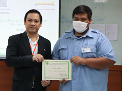 มอบประกาศนียบัตรให้กับผู้ที่ผ่านการฝึกอบรม