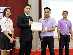 มอบประกาศนียบัตรให้กับผู้ที่ผ่านการฝึกอบรม