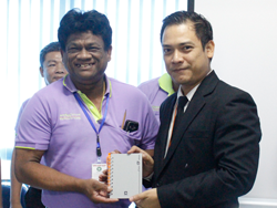 มอบรางวัลให้กับผู้ทรงคุณค่าของวัน