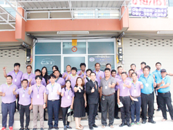 พนักงานขับรถมืออาชีพ Choksurinya Travel Limited Partnership.