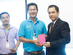 มอบของรางวัลให้กับผู้ทรงคุณค่าของทีม