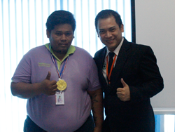 มอบของรางวัลให้กับผู้ทรงคุณค่าของทีม