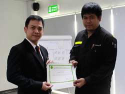 มอบประกาศนียบัตรให้กับผู้ที่ผ่านการฝึกอบรม