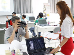 ประเมินความเสี่ยงที่มีผลต่อการมองเห็นในภาวะแสงสลัวด้วยเครื่อง VR Vision Screening
