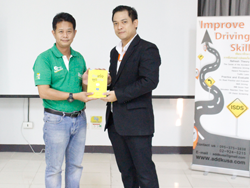 มอบรางวัลให้กับผู้ที่ทำการสอนได้ดีที่สุดประจำวัน