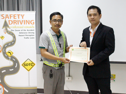 มอบประกาศนียบัตรให้กับผู้ที่ผ่านการฝึกอบรม