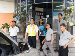 สาธิตการตรวจสอบความปลอดภัยโดยรอบตัวรถก่อนการเดินทาง