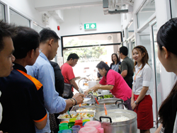 พักรับประทานอาหารกลางวันร่วมกัน