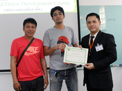 มอบประกาศรนียบัรชตรให้กับผู้ที่ผ่านการฝึกอบรม