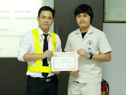 มอบประกาศนียบัตรให้กับผู้ที่ผ่านการฝึกอบรม