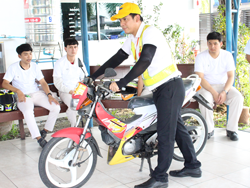 สาธิตเทคนิคการขับขี่รถจักรยานยนต์เชิงป้องกันอุบัติเหตุ Defensive Riding Technique Demonstration โดยหัวหน้าทีมครูฝึกอาจาร์อภิรัติ  คำสายพรม