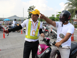 ฝึก และประเมินทักษะการเตรียมความพร้อม และตรวจสอบความปลอดภัยก่อนการออกรถ