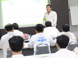 ผู้บริหารกล่าวต้อนรับพร้อมเน้นย้ำมาตรฐานความปลอดภัยขององค์กร